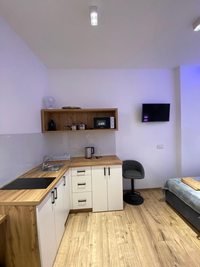 Apartment квартира-студія подобово на вулиці городоцька 102